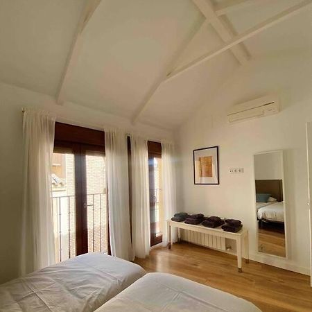 Atico En Toledo Con Terraza Apartment Luaran gambar